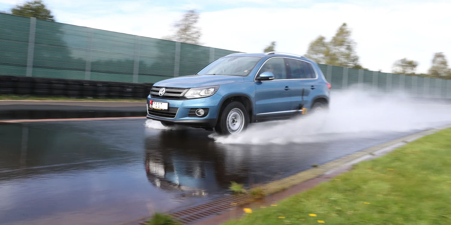 Nat wegdek? Deze simpele bandentest bespaart je een ongeluk of boete.